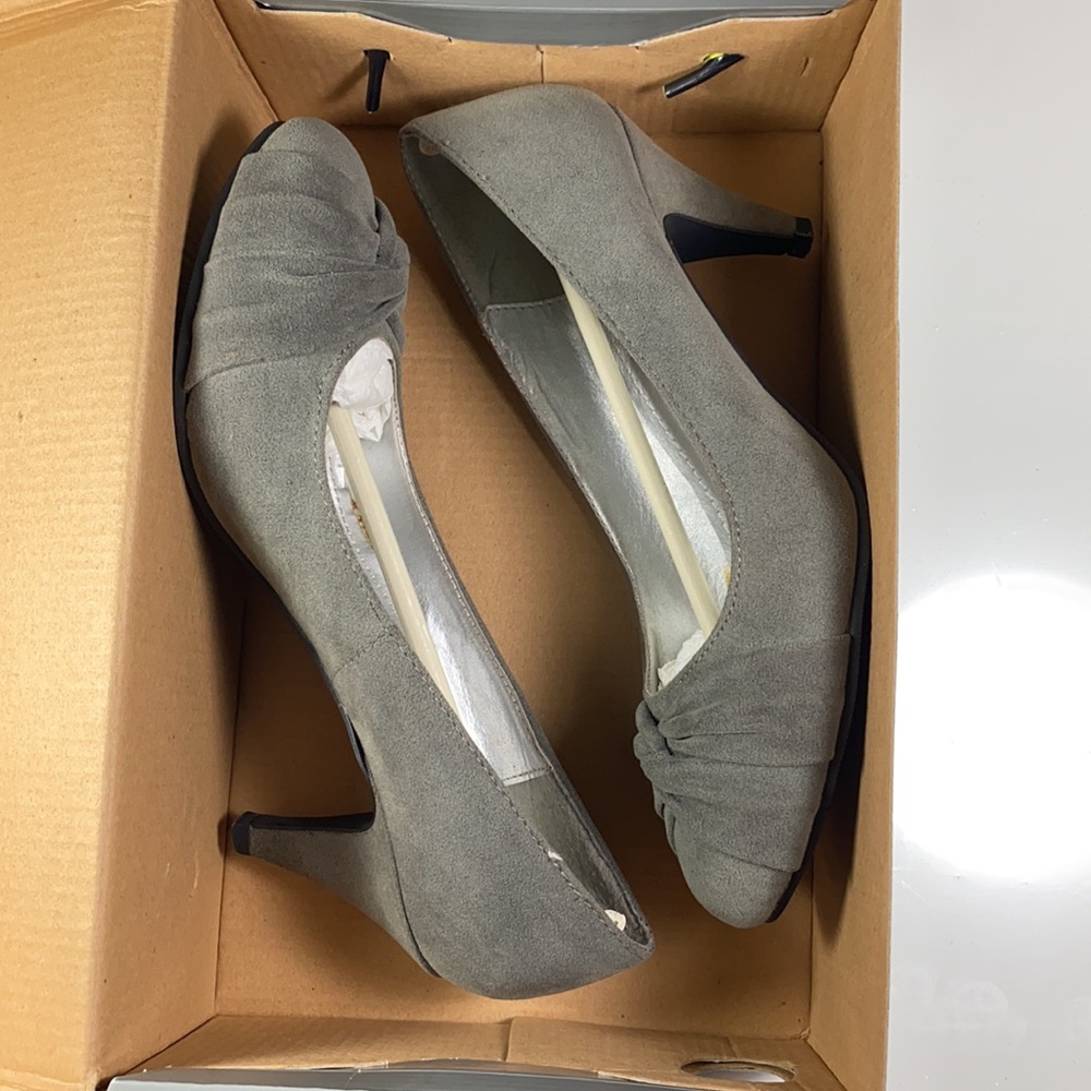 Kitten heeled gray suede pumps